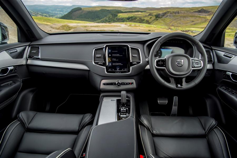 Торпедо Volvo XC90 T8 Twin Engine R-Design 2019 года  (UK) (фото 27 из 40)